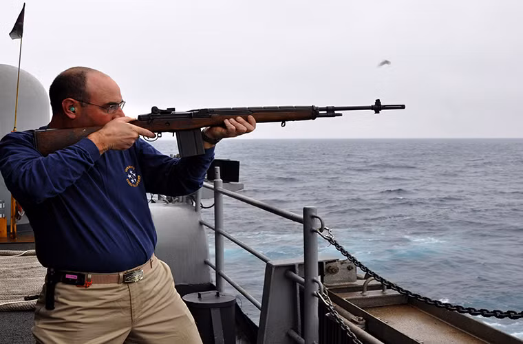 Tuy nhiên trước khi M16 xuất hiện trong cuộc chiến tranh Việt Nam, ban đầu Quân đội Mỹ được trang bị mẫu súng trường tự động M14 sử dụng đạn 7.62×51mm NATO, nó cũng là mẫu súng trường duy nhất được Mỹ đưa vào trang bị hàng loạt sau Chiến tranh Thế giới thứ II nhầm thay thế khẩu M1 Garand đã lỗi thời.