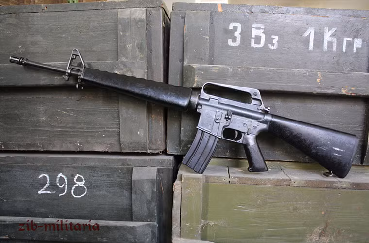 Dù khá hài lòng với AR-15 nhưng những hạn chế của mẫu súng này khiến Quân đội Mỹ tiếp tục cải tiến nó và kết quả cuối cùng là sự ra đời của M16 với thiết kế đặc trưng của AR-15 và đây cũng là mẫu súng trường tấn công đầu tiên của Mỹ được đưa vào trang bị đại trà.