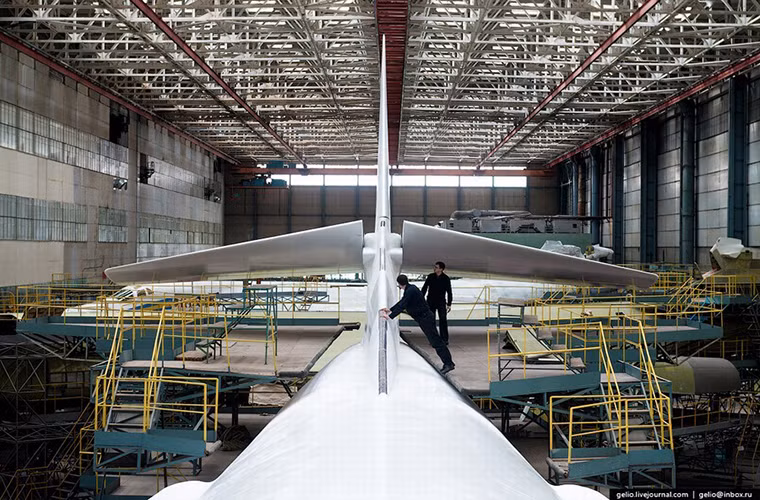 Liên Xô đưa vào trang bị Tu-160 từ năm 1987 với 35 chiếc được sản xuất, nhưng cho đến nay Nga chỉ còn duy trì được phi đội 11 chiếc ở trạng thái sẵn sàng chiến đấu. Trước tình hình này vào tháng 5/2015 Tổng thống Nga Vladimir Putin ký quyết định khôi phục dây chuyền sản xuất Tu-160 theo yêu cầu của Bộ Quốc phòng Nga.