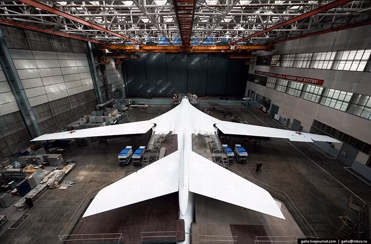 Những chiếc Tu-160M2 được Kazan sản xuất mới sẽ giữ nguyên thiết kế ban đầu của các phiên bản trước nhưng được tích hợp hệ thống trang thiết bị điện tử hiện đại hơn cho phép Tu-160M2 triển khai thêm các loại vũ khí tiên tiến của Nga hiện tại.