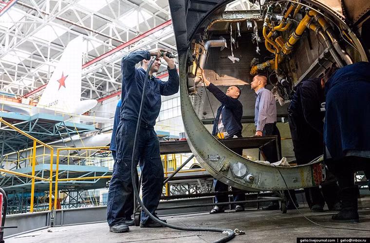 Công việc bảo dưỡng hay nâng cấp một chiếc máy bay đã qua sử dụng khó khăn hơn rất nhiều so với lắp ráp một chiếc máy bay mới.