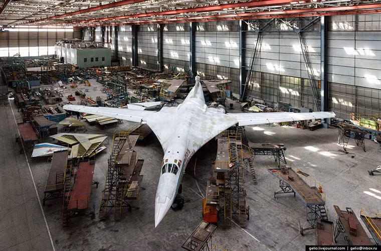 Sau khi được đưa đến Kazan những chiếc Tu-160 sẽ được tháo gỡ hoàn toàn để kiểm tra lại mọi bộ phận trên máy bay trước khi trải qua quá trình nâng cấp toàn diện.