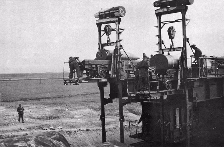 Mỗi viên đạn của Schwerer Gustav nặng từ 4.8 tấn đến 7.1 tấn và mọi công đoạn để di chuyển chúng vào nòng pháo đều được cơ giới hóa vai trò của con người chỉ là để hổ trợ. Do đó tốc độ bắn của Schwerer Gustav khá chậm chỉ được 14 phát trong một ngày.