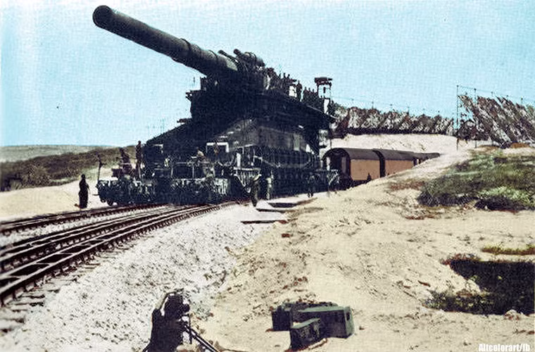 Phòng tuyến Maginot được xem là pháo đài bất khả xâm phạm của Pháp lúc đó với hệ thống các công trình ngầm kiên cố nằm sâu bên trong lòng đất hoặc lòng núi chạy dọc biên giới Pháp-Đức. Và quân Đức cần tới một khẩu pháo có thể phá hủy các bức tường bê tông dày tới 7m của Maginot từ đó ý tưởng về Schwerer Gustav được ra đời.