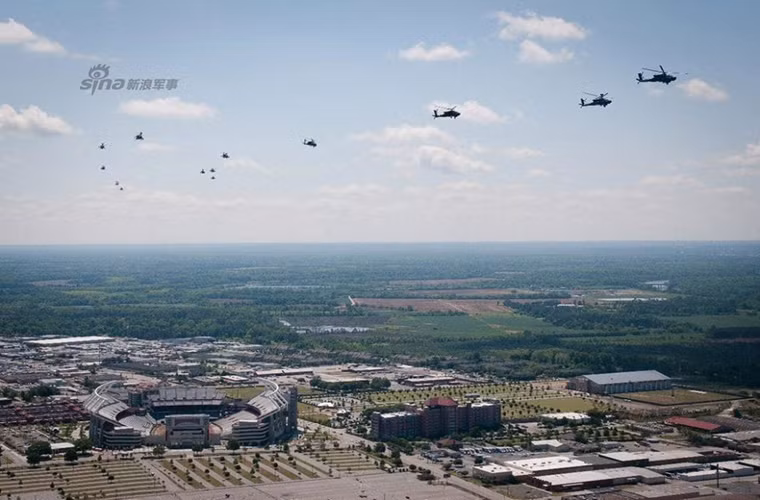 Trực thăng tấn công AH-64 được bắt đầu phát triển vào những năm 1970 với mục tiêu nhằm thay thế dòng trực thăng tấn công AH-1 Cobra có trong biên chế của Quân đội Mỹ khi đó.