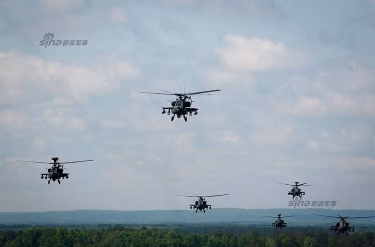 Hệ thống điều hướng nguồn nhiệt phát ra từ hai động cơ của AH-64 làm giảm đáng kể nguồn nhiệt ở gần trực thăng một phần nào đó hạn chế được nguy cơ nó bị tấn công bởi tên lửa phòng không vác vai với đầu dò tầm nhiệt.