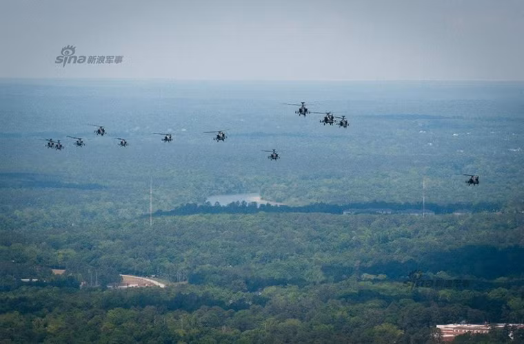 Vũ khí đầu tiên của AH-64 là pháo tự động M230 30mm với 1.200 viên đạn với tốc độ bắn lên tới hơn 620 viên/phút, mẫu pháo này có tầm bắn hiệu quả từ 500m đến 15.000m.