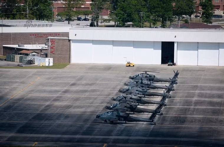 Trên lý thuyết một chiếc AH-64 Apache có thể một mình tiêu diệt cả biên đội xe tăng của đối phương với 16 tên lửa chống tăng Hellfire mà nó mang theo.