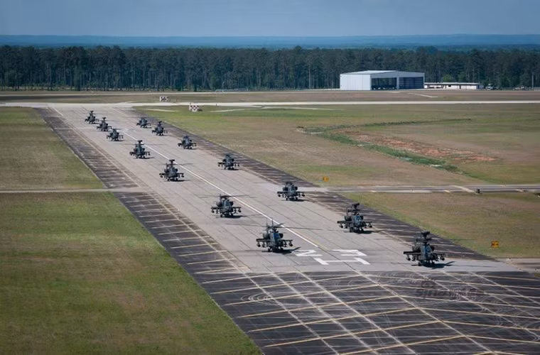 Ở cả hai vị trí lái trên AH-64 phi công đều có thể sử dụng hệ thống vũ khí được tích hợp trên máy bay. Toàn bộ buồng lái được bọc lớp giáp chống đạn kể cả kính buồng lái nhằm bảo vệ tối đa phi hành đoàn trước các loại vũ khí phòng không của đối phương.