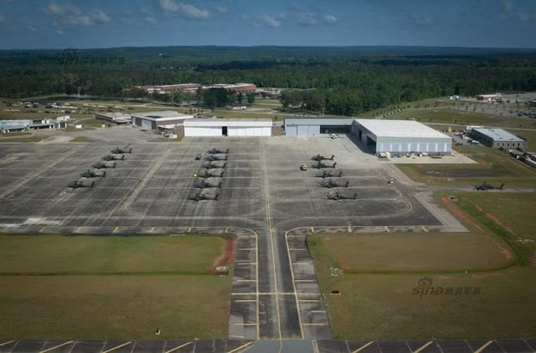 Đội hình trực thăng Apache thuộc phi đoàn trực thăng tấn công số 1 của Không quân Vệ binh Quốc gia Mỹ khi nhìn từ trên cao.