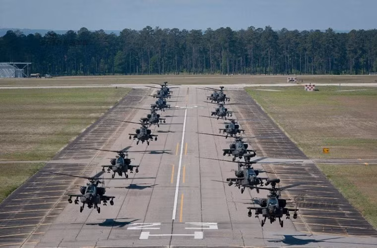 Trang mạng quân sự Sina vừa cho đăng tải phóng sự ảnh về hoạt động huấn luyện của một phi đội trực thăng AH-64 Apache thuộc Không quân Vệ binh Quốc gia Mỹ tại tiểu bang Nam Carolina. Được biết buổi huấn luyện này chỉ tập trung vào việc giúp phi công làm quen với các kỹ thuật bay theo đội hình, hạ cất cánh ở địa hình hạn chế và một số hoạt động khi bay theo phi đội.