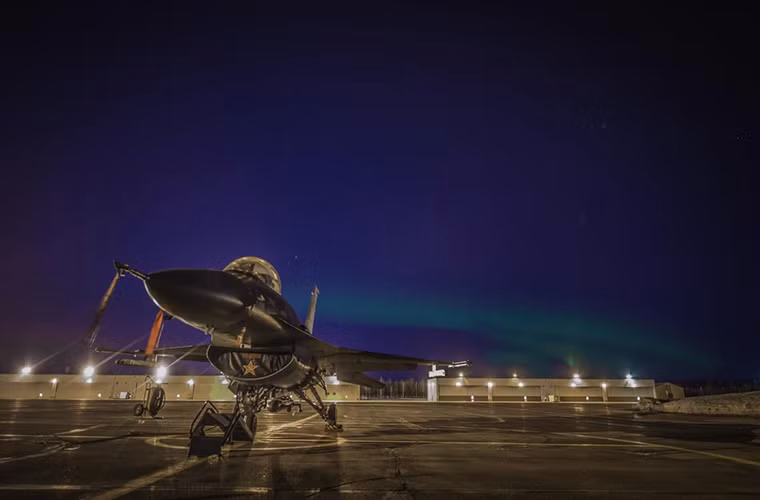 Còn ở bức ảnh này chiếc tiêm kích đa năng F-16 Fighting Falcon thuộc phi đội máy bay chiến đấu 354 đang trực chiến tại căn cứ không quân Eielson, Alaska. Nguồn ảnh: Business Insider.