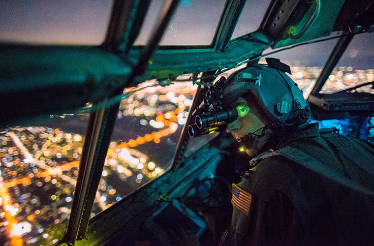 Trong ảnh là Đại úy Thomas Bernard phi công trên một chiếc C-130 trong buổi huấn luyện bay đêm tại Kanto Plain, Nhật Bản. Kính nhìn đêm luôn là trang bị không thể thiếu đối với mỗi phi công Mỹ trong mỗi chuyến bay đêm của mình. Nguồn ảnh: Business Insider.