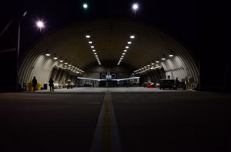 Một chiếc A-10 của Không quân Mỹ được chuẩn bị gấp rút trong đêm cho đợt tập trận mang tên Beverly Midnight 16-01 sẽ diễn ra vào sáng hôm sau tại căn cứ không quân Osan của Hàn Quốc. Nguồn ảnh: Business Insider.