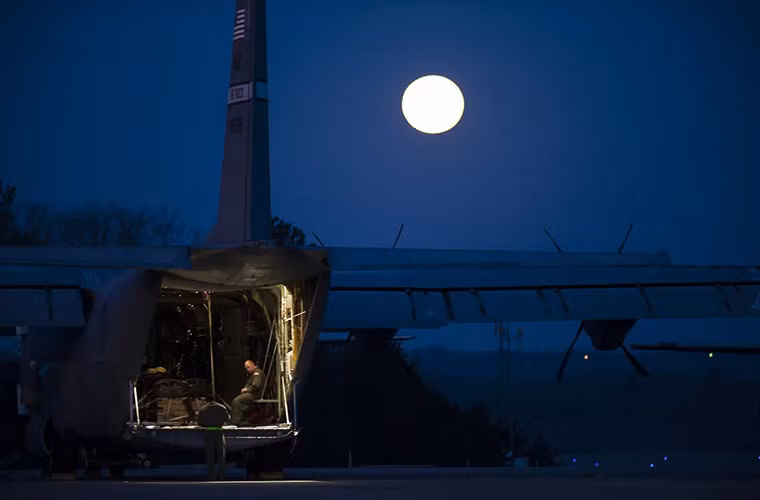 Chiếc C-130 dưới ánh trăng tại căn cứ không quân Little Rock, Arkansas. Nó đang được chất đầy hàng cho đợt xuất kích mới. Nguồn ảnh: Business Insider.