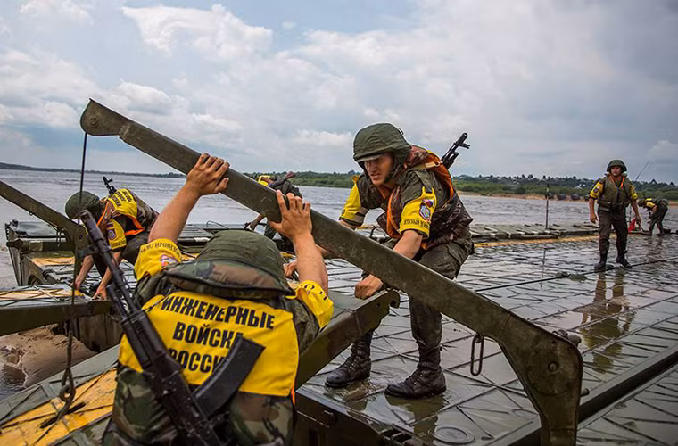 Để vận chuyển các phương tiện cơ giới hạng nặng như xe tăng hay xe bọc thép thì PTS-4 không thể làm được mà cần dùng đến cầu pháo PMP.