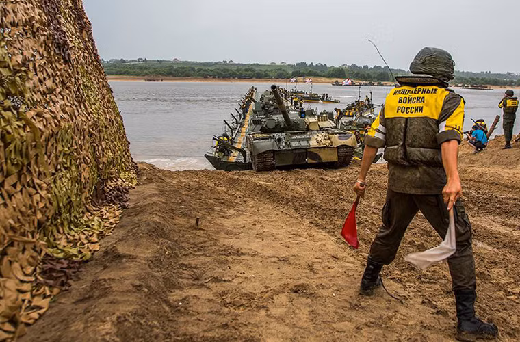 Và những chiếc xe tăng bay T-80U cập bến an toàn trong thời gian quy định của ban tổ chức.