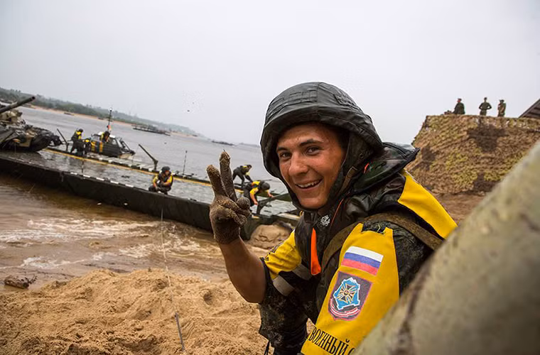 Một binh sĩ công binh Nga với nụ cười chiến thắng sau khi hoàn thành phần thi của mình.