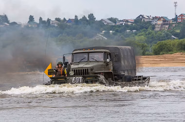 PTS-4 có thể chở theo các thiết bị quân sự có trọng lượng 12 tấn trên đất liền và 18 tấn khi dưới nước, với tốc độ di chuyển dưới nước khoảng 15km/h.