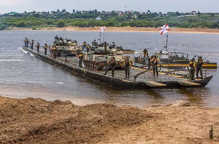 Và chúng sẽ vận chuyển hai chiếc xe tăng T-80U có trọng lượng lên đến gần 100 tấn vượt qua chướng ngại. Tất nhiên là “xà lan” này di chuyển được là nhờ hai canô BMK-225.