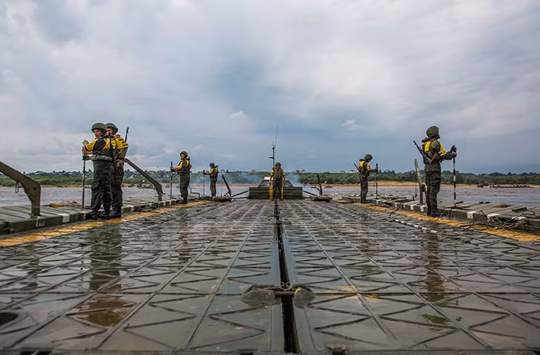 Toàn bộ chiếc “xà lan” nổi sau khi được lắp ráp hoàn chỉnh với ba mảng cầu PMP.