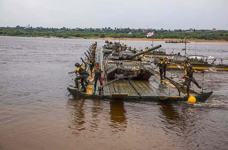 Bộ “xà lan” PMP chuẩn bị cập bến mang theo hai chiếc T-80U.