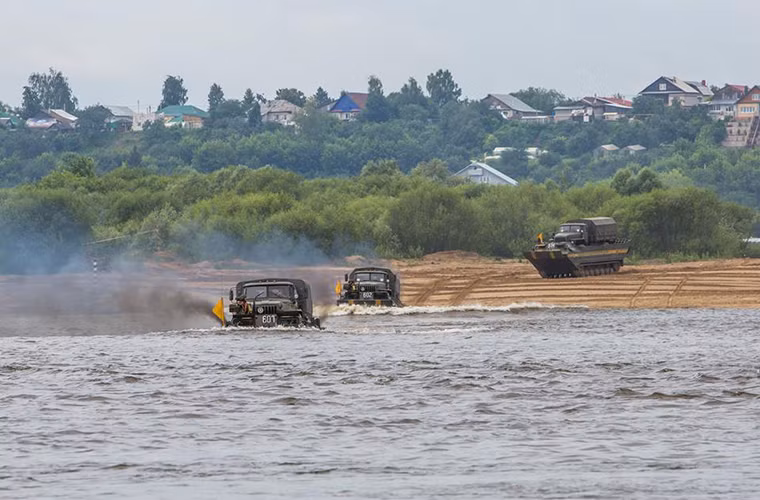 Sau khi khu vực đổ bộ được bảo vệ thì lúc này các phương tiện cơ giới lội nước mới bắt đầu được phép vượt chướng ngại. Đi đầu là xe bọc thép lội nước PTS-4 chở theo những chiếc xe tải đặc chủng Ural.