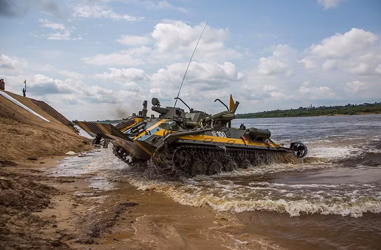 Trong phần thi trên các đội bắt buộc phải cử một đơn vị trinh sát đi trước qua bờ phía bên kia của chướng ngại làm nhiệm vụ trinh sát khu vực đổ bộ và rà phá bom mìn sau đó mới được phép triển khai các đơn vị cơ giới vượt chướng ngại nước. Trong ảnh là xe trinh sát bọc thép đa năng IRM “Beetle” của Công binh Nga chuyên làm nhiệm vụ mở đường.