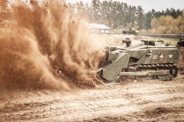 Nga – đối tác truyền thống cung cấp vũ khí hiện đại cho Việt Nam, vào năm ngoái đã giới thiệu thiết kế robot phá mìn Uran-6 giúp lính công binh tránh khỏi tình huống nguy hiểm. Uran-6 được thiết kế như một xe ủi cỡ nhỏ, phía trước có một càng chứa guồng quay với các đầu búa để phá mìn.