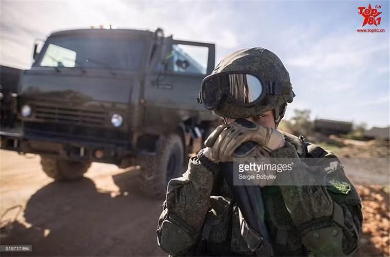 Mỗi binh sĩ công binh Nga làm nhiệm vụ tại Palmyra còn được trang bị bộ trang phục chống mìn OVR-2 và thiết bị dò mìn cầm tay UTI tiêu chuẩn của Quân đội Nga. Bộ trang phục này giúp bảo vệ người mặc trước các mảnh bom cỡ nhỏ hoặc mảnh đạn ở khoảng cách 2,5m. Nguồn ảnh: Sina