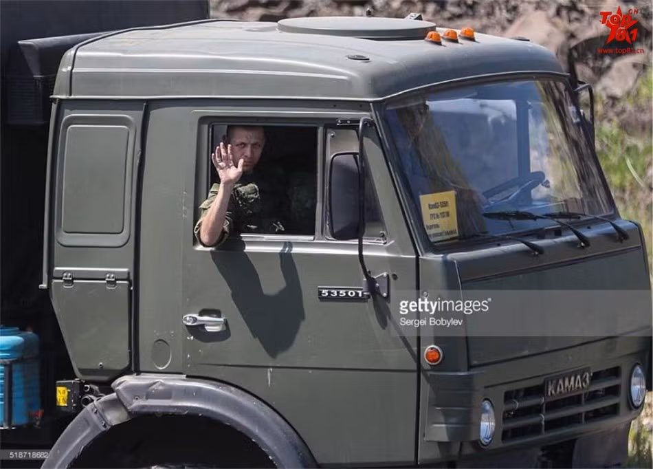 Một trong những phương tiện đặc biệt được công binh Nga triển khai tới Palmyra chính là mẫu robot Uran-6 - một trong những thiết bị công binh hiện đại nhất của Quân đội Nga hiện nay được thiết kế dành riêng cho hoạt động rà phá bom mìn. Nguồn ảnh: Sina