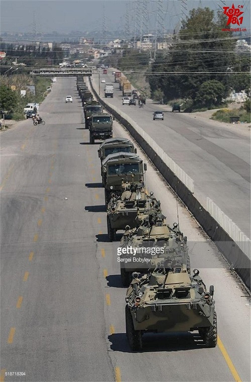 Dẫn đầu đoàn xe quân sự của Công binh Nga tiến về Palmyra là xe bọc thép chở quân BTR-82A. Nguồn ảnh: Sina