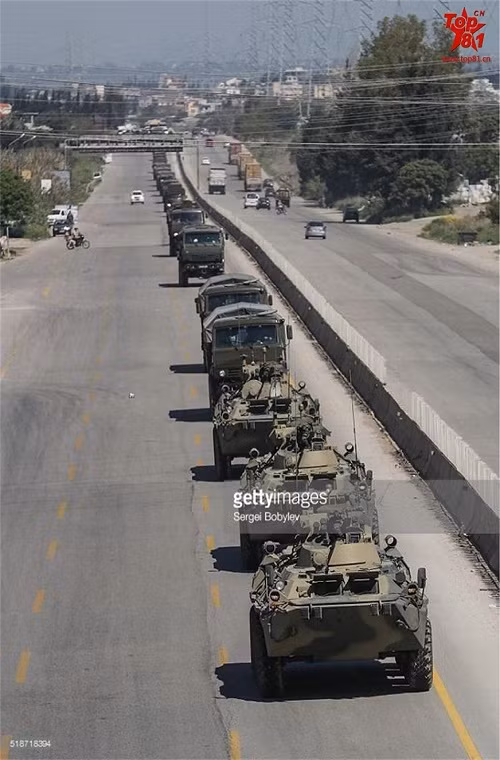 Dẫn đầu đoàn xe quân sự của Công binh Nga tiến về Palmyra là xe bọc thép chở quân BTR-82A. Nguồn ảnh: Sina