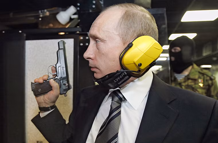 Tổng thống Nga Putin trong một lần bắn thử mẫu súng ngắn tự động Stechkin APS do Liên Xô chế tạo.