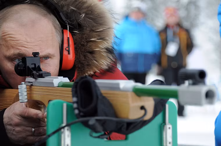  Tổng thống Nga Vladimir Putin không chỉ nổi tiếng trên cương vị Tổng thống Cộng hòa Liên bang Nga mà ông còn khá nổi tiếng với khả năng bắn súng của mình nhất là khi ông từng hoạt động tại Ủy ban An ninh Quốc gia Liên Xô (KGB) một trong những cơ quan tình báo nổi tiếng của Liên Xô trong Chiến tranh Lạnh. Hình ảnh Tổng thống Putin thử mẫu súng trường dành cho vận động viên khiếm thị tại đại hội thể thao dành cho người khuyết tật tại Nga vào năm 2003.