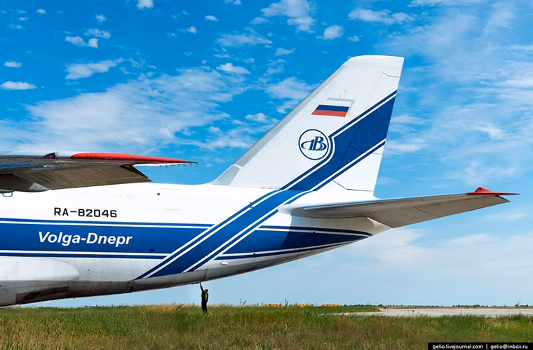 Một chiếc máy bay vận tải An-124 có chiều dài 69m, cao 21m gần bằng một tòa nhà cao 7 tầng và với sải cánh 73m. Toàn bộ phần máy bay được đỡ bởi 24 bánh xe cho phép nó di chuyển trên đường băng hoặc nâng hạ thân máy bay trong lúc bốc dỡ hàng hóa.