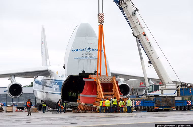 Với kích thước quá lớn của nó, trục tuabin này được đẩy vào bên trong khoang chứa của An-124 bằng một hệ thống thanh trượt . Quá trình này diễn ra khá chậm nhầm đảm bảo các yêu cầu kỹ thuật tránh gây ảnh hưởng đến phần khung thân máy bay.