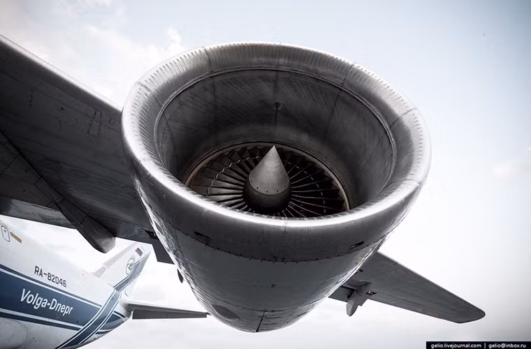 Với hệ thống động cơ trên An-124 có thể bay với vận tốc tối đa 865km/h và có tầm bay hiệu quả với 150 tấn hàng hóa là 3.200km.