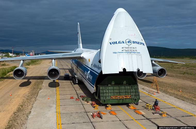 Để thuận tiện hơn cho việc vận chuyển các loại thiết bị cỡ lớn cửa khoang chứa hàng của An-124 được bố trí phía trước đầu máy bay và cả ở sau đuôi, hai cửa này đều có thể hoạt động đồng thời nếu cần thiết.