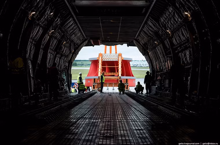 Cận cảnh gói hàng 115 tấn chuẩn bị được đưa vào An-124.