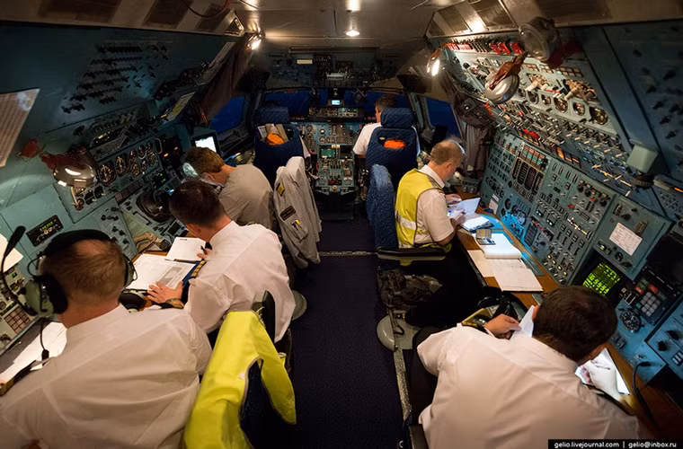 Phi hành đoàn của An-124 có khoảng 8 người với hai phi công chính, một hoa tiêu, hai kỹ sư hàng không, một nhân viên điện đài và hai nhân viên hổ trợ vận chuyển.