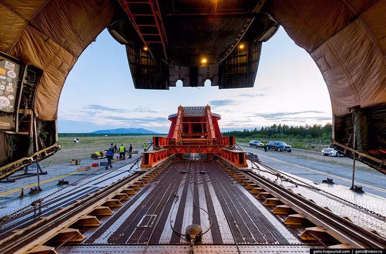 Cuối cùng chuyến bay của An-124 đã kết thúc sau khi “gói hàng” nặng 115 tấn được dỡ khỏi máy bay.