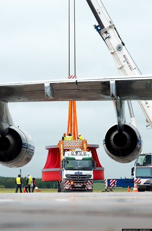 Trong ảnh thiết bị máy mà An-124 sẽ phải vận chuyển trong hôm nay, nhiều khả năng nó là một tuabin cánh quạt hoặc cánh quạt của một hệ thống máy nào đó. Để chuẩn bị cho chuyến bay này Volga-Dnepr mất khoảng thời gian 6 tháng.