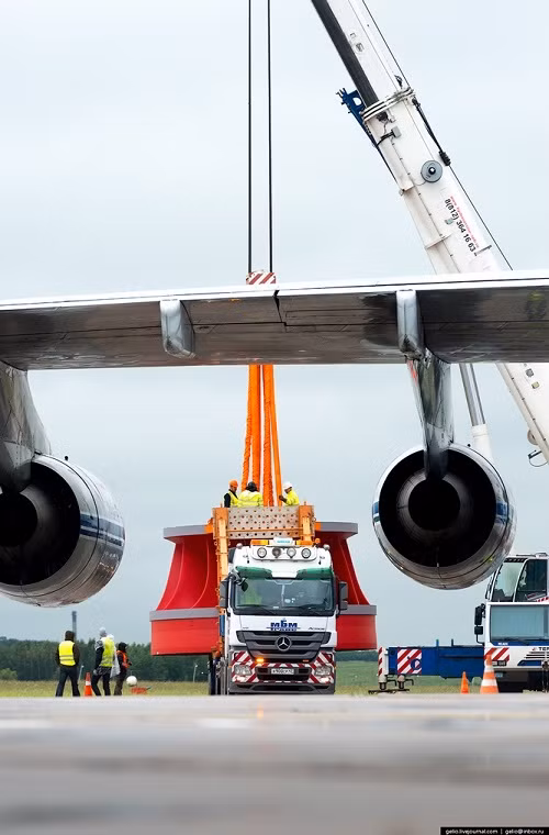 Trong ảnh thiết bị máy mà An-124 sẽ phải vận chuyển trong hôm nay, nhiều khả năng nó là một tuabin cánh quạt hoặc cánh quạt của một hệ thống máy nào đó. Để chuẩn bị cho chuyến bay này Volga-Dnepr mất khoảng thời gian 6 tháng.