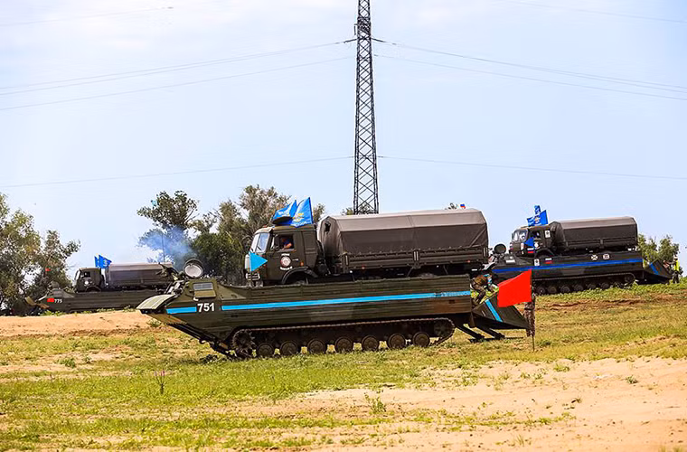 Tuy nhiên trong phần thi vượt chướng ngại nước đội Trung Quốc vẫn phải sử dụng xe bọc théo lội nước PTS-2 của Nga để hoàn thành phần thi của mình.