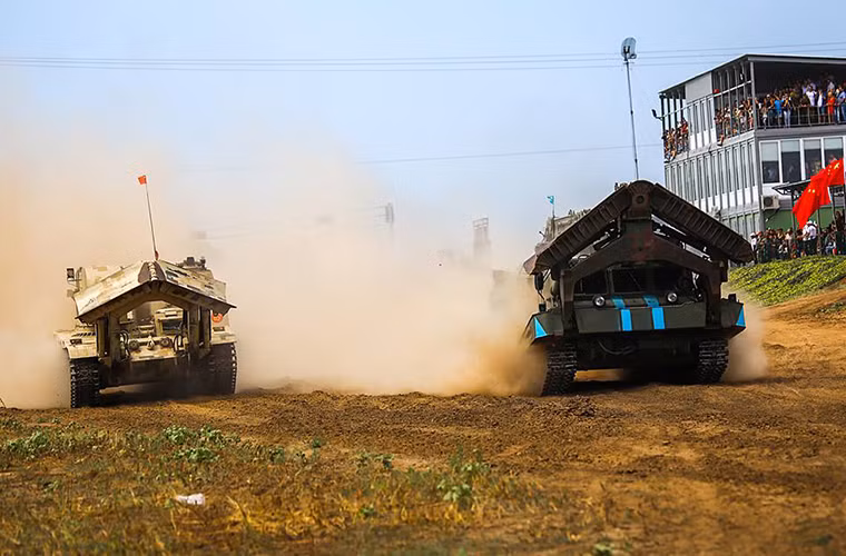 Như mọi năm đại diện Trung Quốc sử dụng mẫu xe công binh hạng nặng GCZ-112 để tranh tài với những chiếc BAT-2 của Nga.