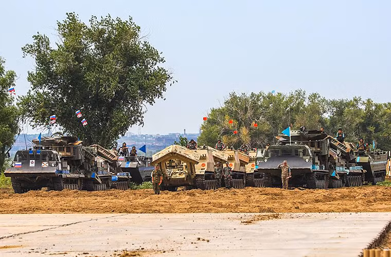 Cũng giống như mọi năm, Nga đều trang bị sẵn các trang thiết bị cơ giới hạng nặng cho mọi đội tuyển tham gia "Engineering Formula" ngoại trừ Trung Quốc do nước này muốn sử dụng phương tiện cơ giới riêng.