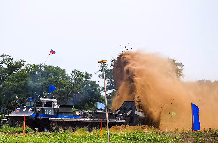 Trong ảnh là máy đào hào MDK-3, nó được Quân đội Liên Xô phát triển để thay thế dòng MDK-2 đã lỗi thời, với khả năng đào các đường hào rộng hơn 3.7m và sâu 3.5m hiệu suất hoạt động của nó là hơn 600 mét khối giờ.