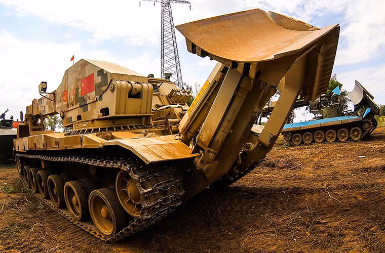 Ngoài ra các đội còn phải dọn dẹp chướng ngại vật xuất hiện trên trường hành quân của mình mới có thể hoàn thành phần thi.