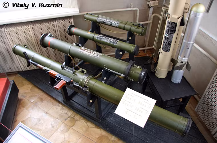 RPO-A Shmel có trọng lượng chỉ 11kg, tầm bắn hiệu quả 600m, nhưng nó vẫn có thể dễ dàng bắn trúng mục tiêu ở khoảng cách lên đến 1.000m cùng với đó các các loại đạn nhiệt áp có sức công phá lớn. Nguồn ảnh: Vitaly V. Kuzmin